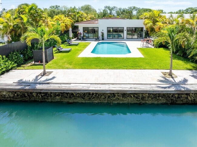 Foto del edificio - 7610 Bayside Ln