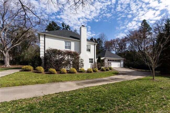 Foto del edificio - 2127 Edenton Rd