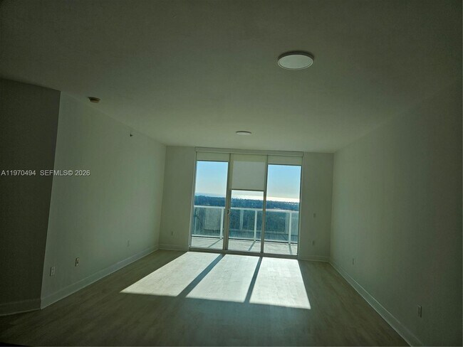 Foto del edificio - 15051 Royal Oaks Ln