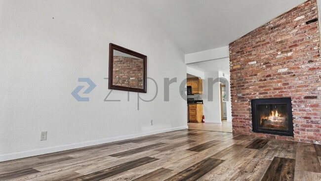 Building Photo - Unit B