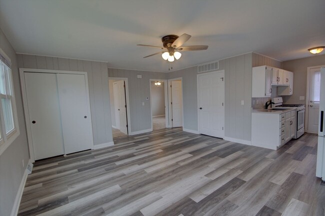 Building Photo - Remodeled 2 bed home