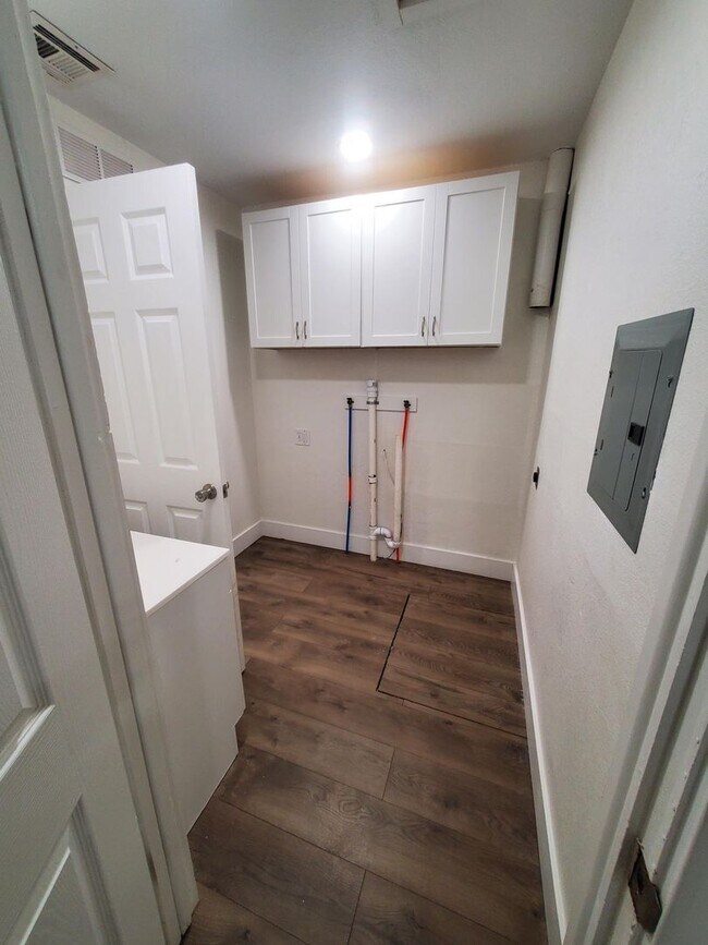 Foto del edificio - Free standing home just 2 blocks from Central and Mclean