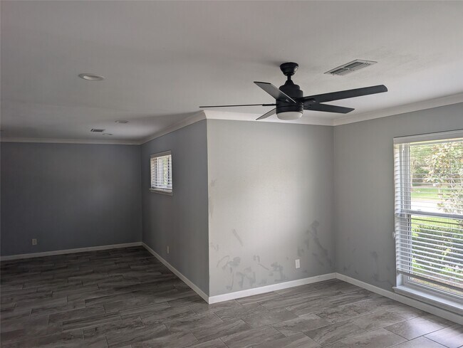 Foto del edificio - 4034 Shady Springs Dr