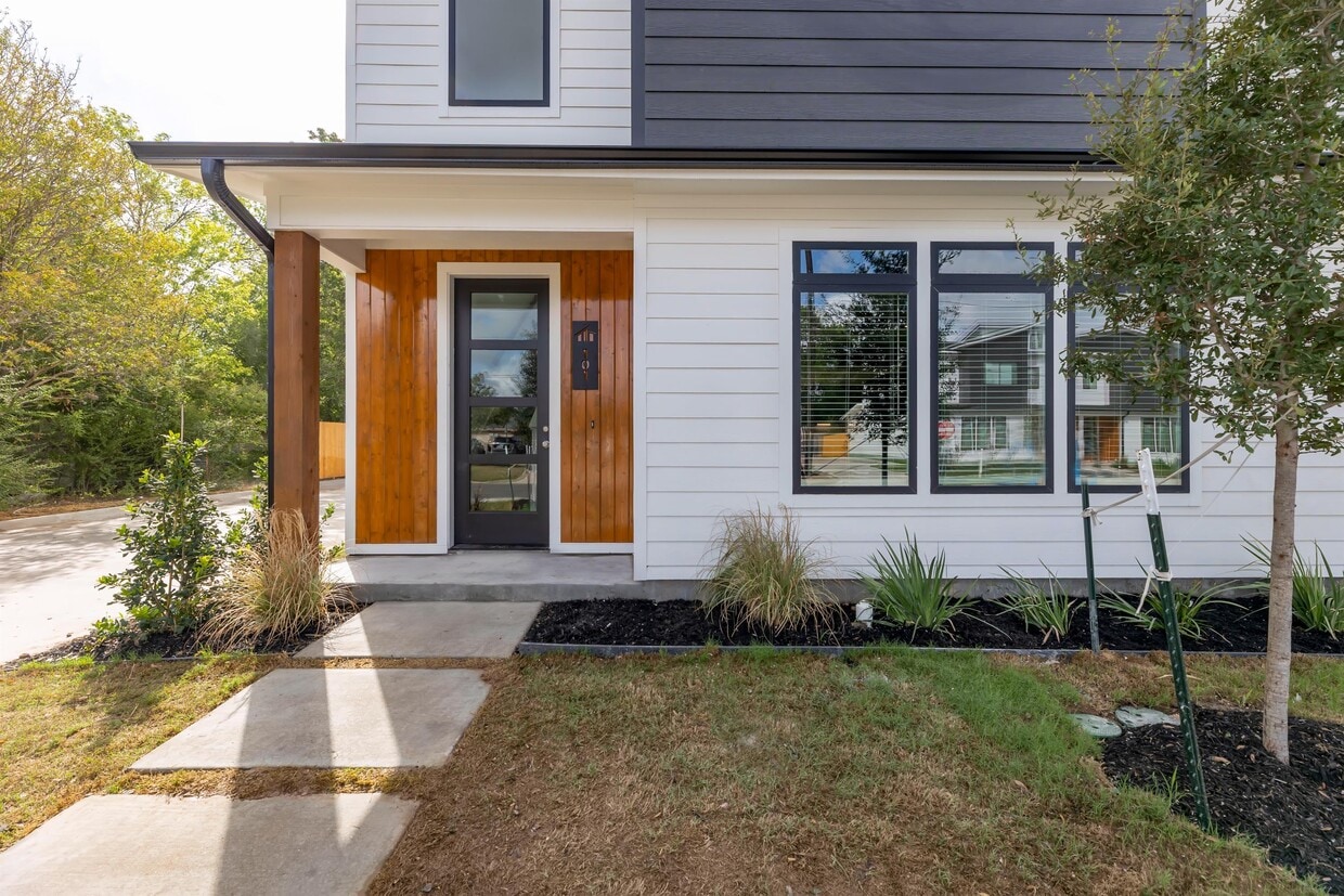 Foto principal - 211 Lynn Dr