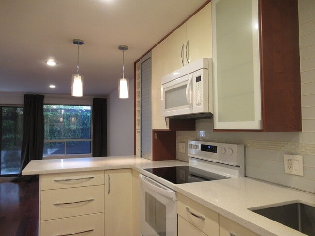Building Photo - Modern 2 bedroom, 1.5 bath condo in the ga...