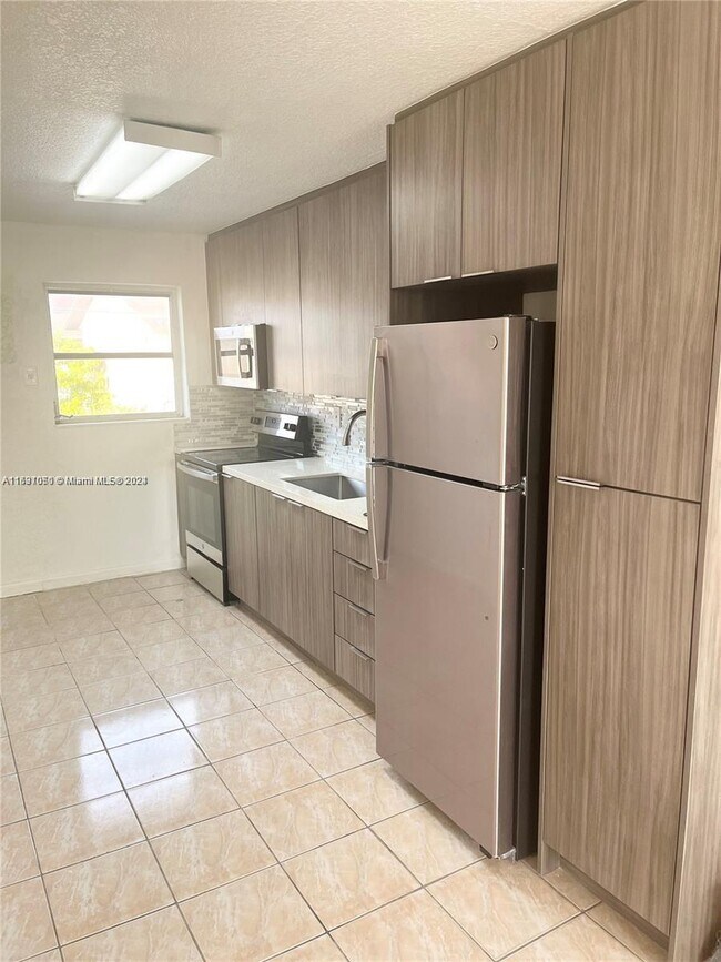 Building Photo - 605 W 68th St