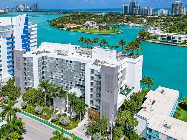 Foto del edificio - 9821 E Bay Harbor Dr