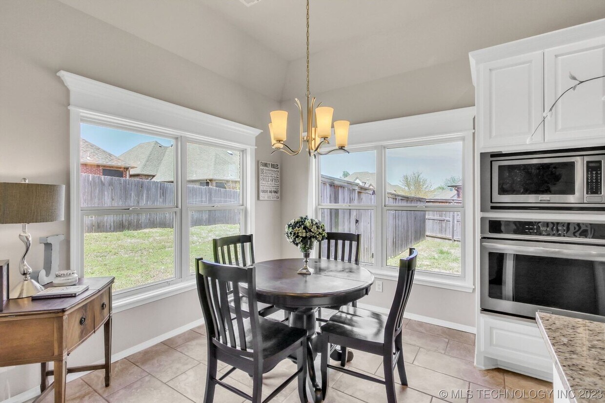 Foto principal - Beautiful 4 Bed 2 Bath Home with 2 car gar...
