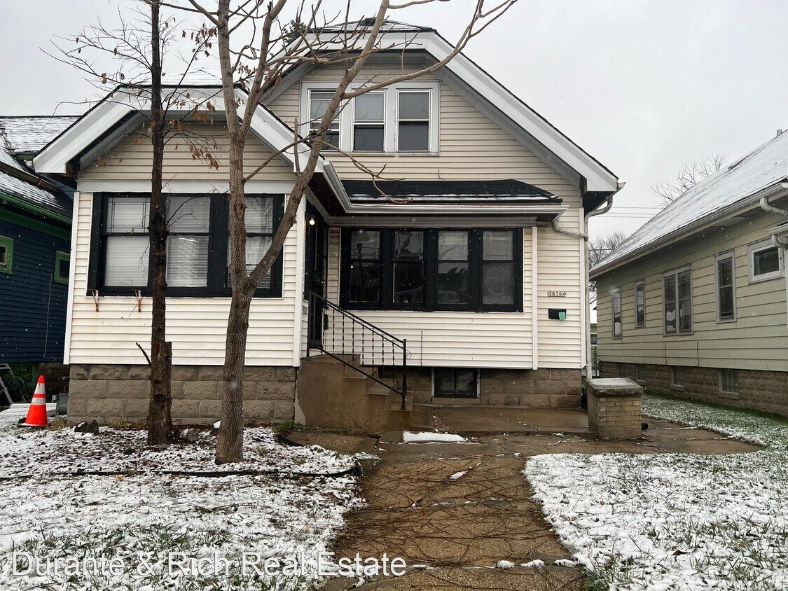 2 br, 1 bath House 3870 N 27th Street House for Rent in Milwaukee