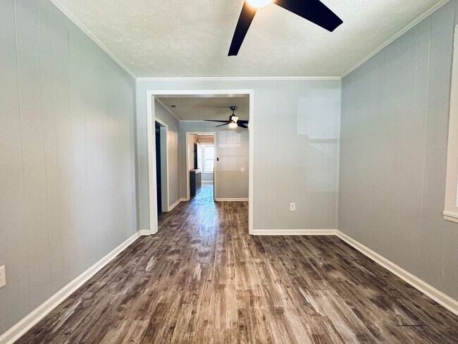 Foto del edificio - Delightful Upgraded 2-Bedroom Bungalow with New Appliances and Central A/C (Lawn Maintenance Incl...