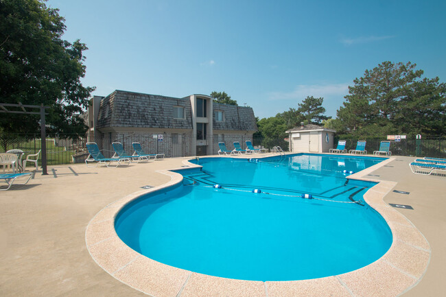 Pinehill Park Apartments con piscina estilo resort en Bellevue - Pinehill Park