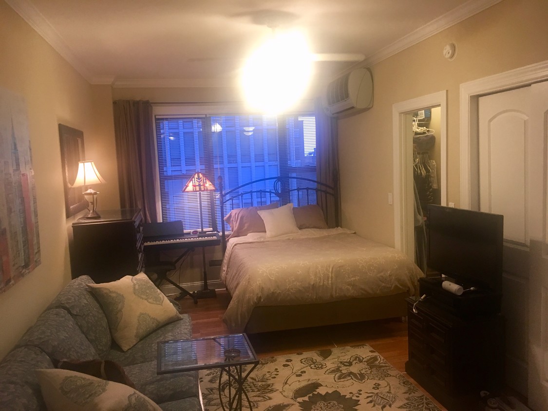 Foto principal - 211 E Delaware Pl