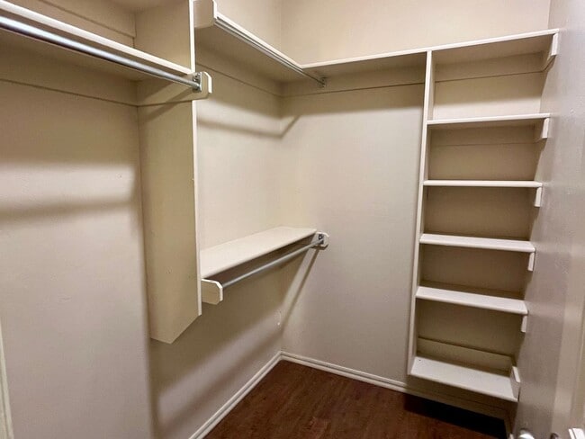 Building Photo - Beautiful 3 Bed 2 Bath Duplex!!