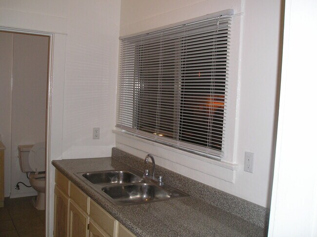 Foto del edificio - 2210 W Jefferson Blvd