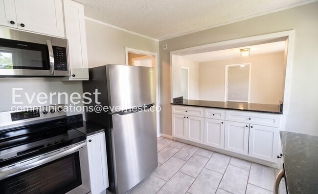 Building Photo - 3 Bed, 2 Bath Home with Modern Amenities / Pet-Friendly / Available Now!