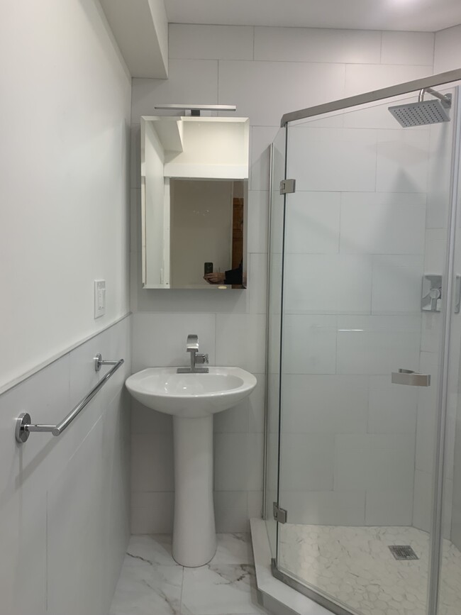 Master ensuite - 130 River Road Ext