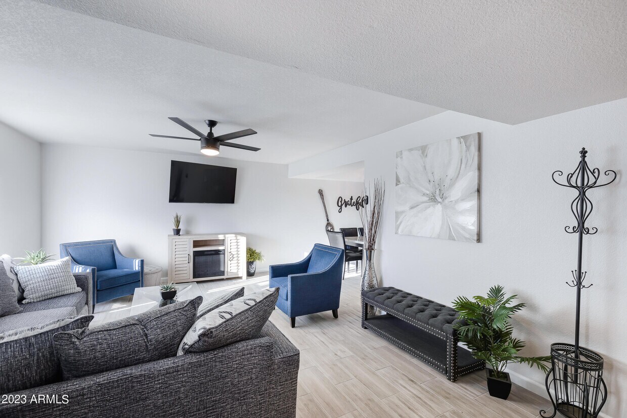 Foto principal - 10426 W Royal Palm Rd