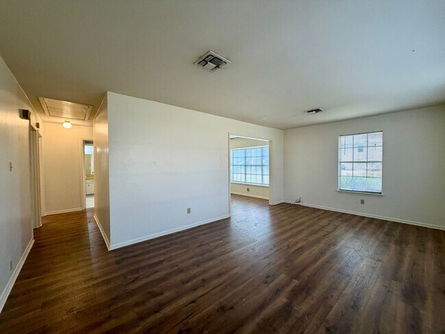 Building Photo - Duplex *LEASING SPECIAL AVAILABLE*