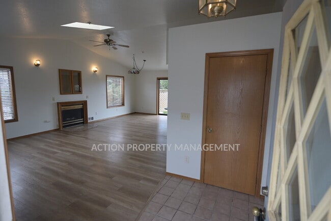 Building Photo - 2 bed 2 bath 1 car garage in Sequim