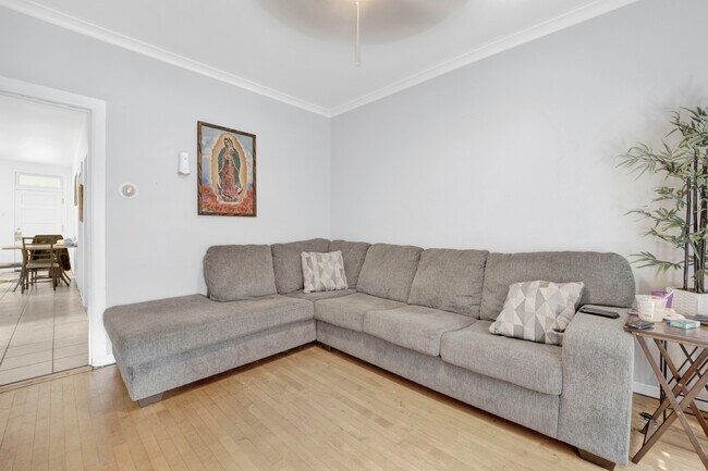 Foto del edificio - 2244 N Leamington Ave