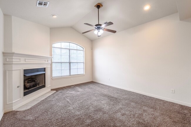 Building Photo - 3 bed, 2 bath Condo - MOVE IN SPECIAL!!!!