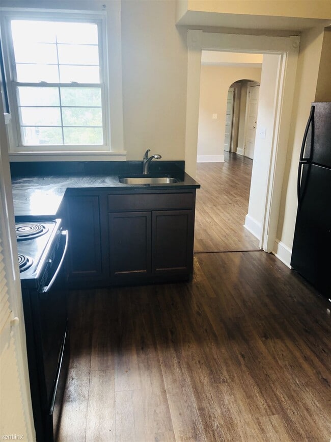 Building Photo - 2 br, 1 bath 4plex - 2420 Barton Ave 4