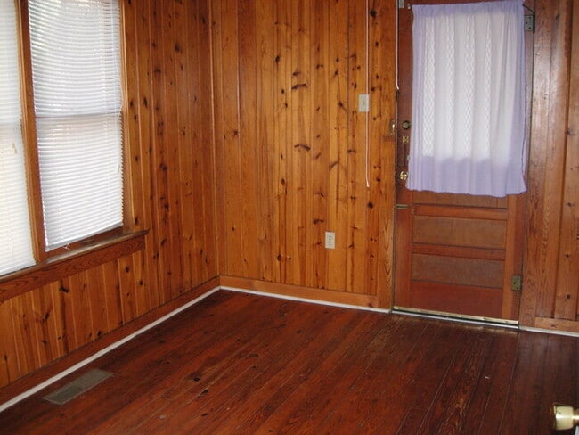 Building Photo - Hillcrest 1 Bedroom Unit