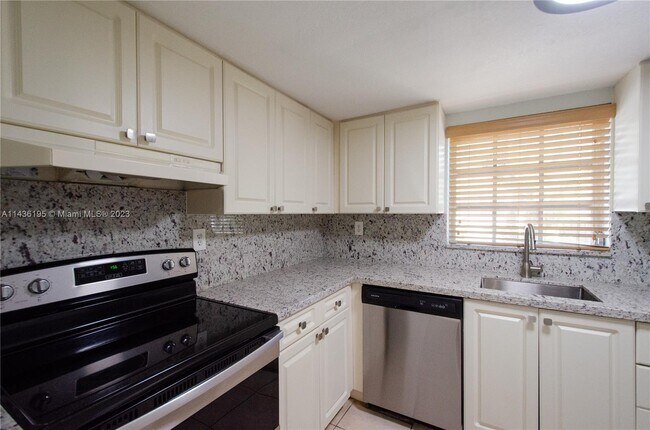 Building Photo - 8650 SW 109th Ave