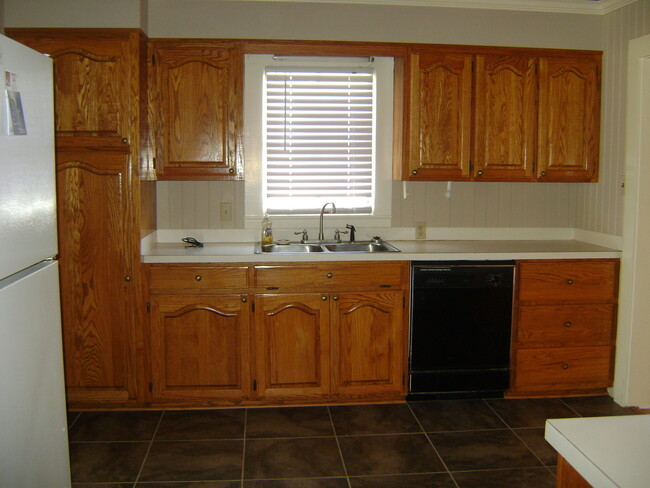 Foto del edificio - Three bedroom ,1 bathroom ,house with yard...