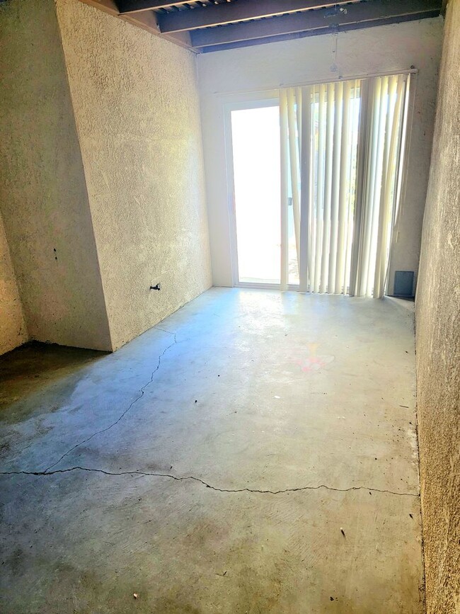 Building Photo - Beautiful Sierra Bonita 2 Bedroom 1 Bath A...