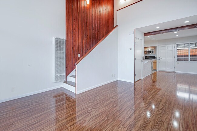 Sala de estar, escaleras al dormitorio, cocina - 275 S Church Ln