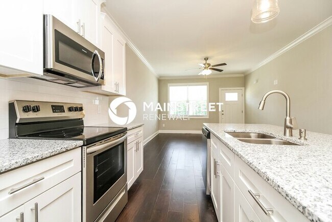Building Photo - 3 Bedroom Pet-Friendly Home in Hendersonville, TN with Main Street Renewal