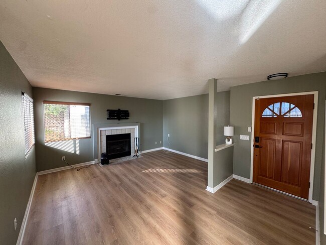 Foto del edificio - 4 Bed 3 Bath in Desirable Santa Maria Neighborhood