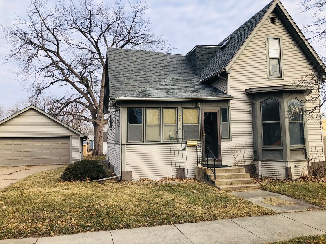 Foto principal - 615 W 2nd St