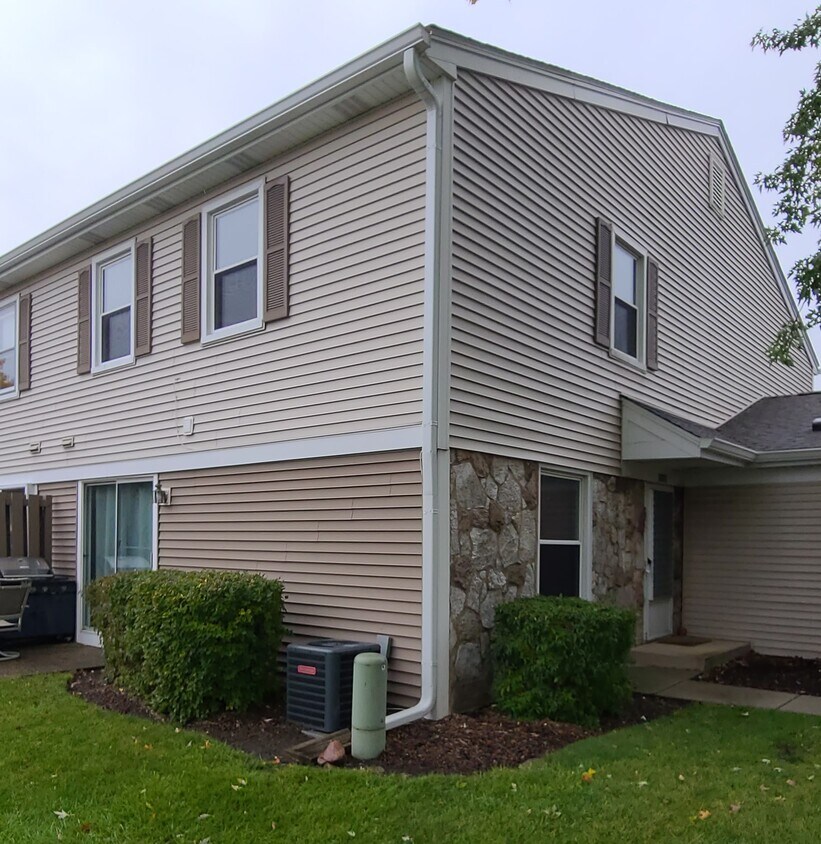 1021 Newport Harbor, Schaumburg, IL 60193 Townhome Rentals in