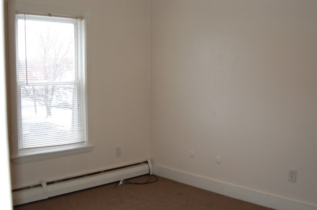10 Hartford Ave W Unit 1L, Uxbridge, MA 01569 Room for Rent in