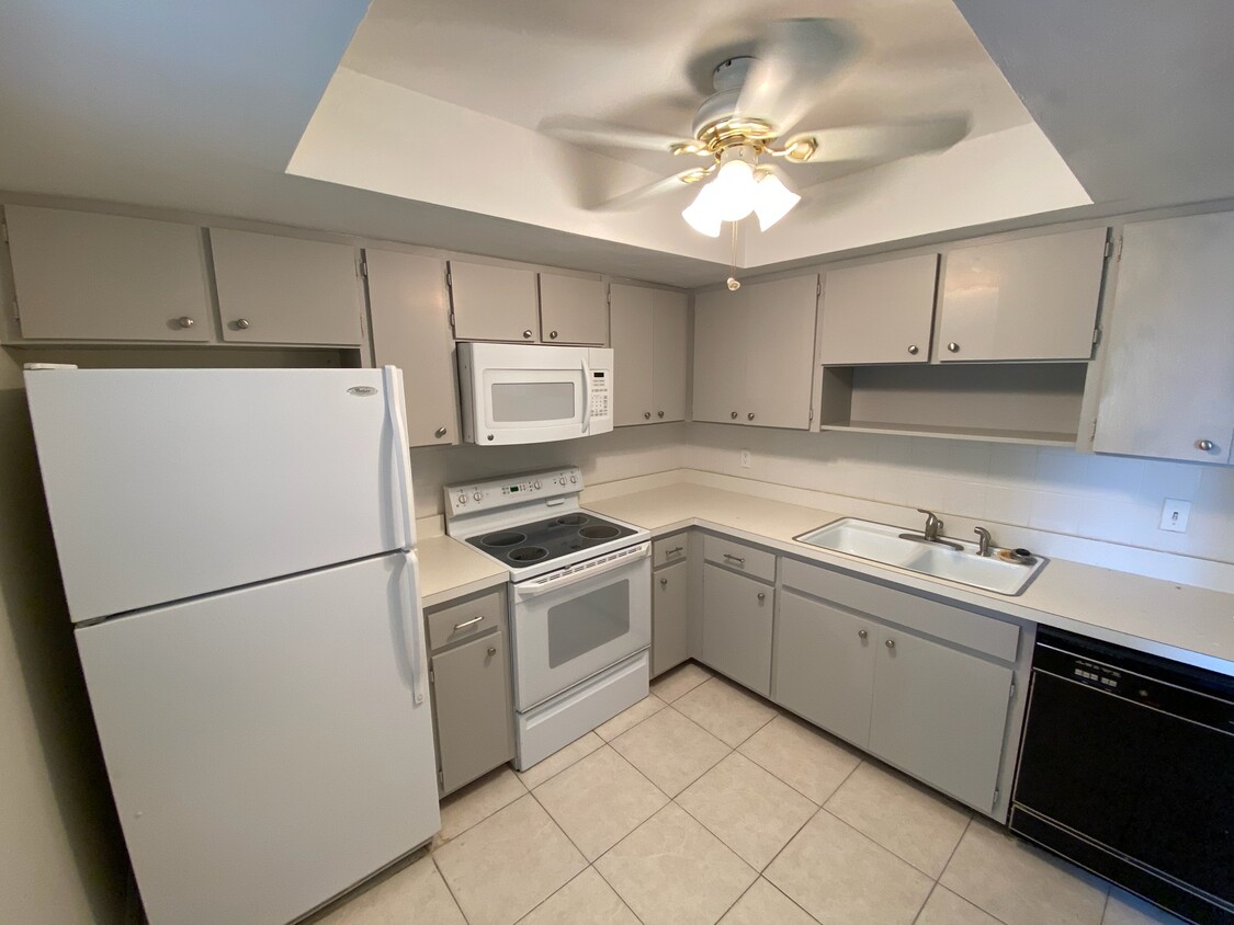 KITCHEN - 3536 Pinecrest St