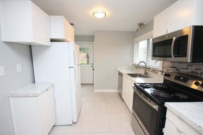 Foto del edificio - Live in East Hill! 3BR Historic Gem Just M...