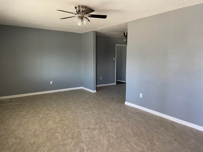 Foto del edificio - 8137 Staghorn Dr