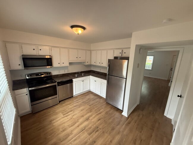 Spacious Kitchen with appliances - 4640 Old Lantern Way
