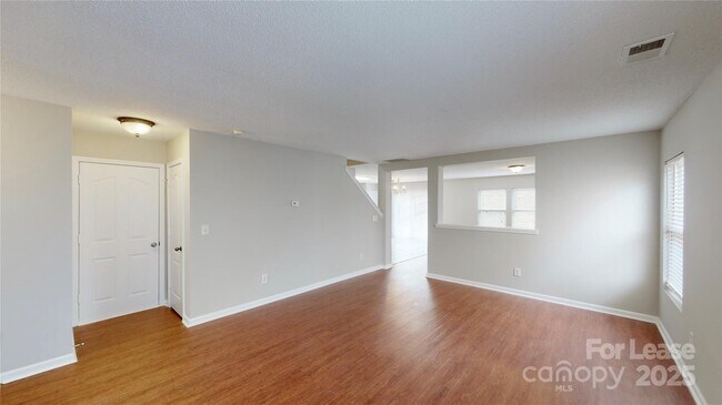 Foto del edificio - 8139 Deodora Cedar Ln