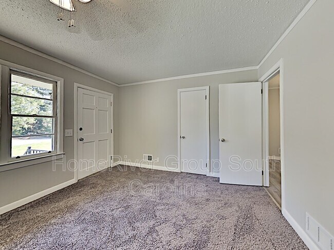Building Photo - 2510 Midland Dr