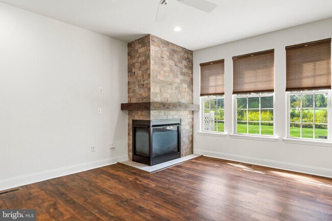 Building Photo - 156 E Country Club Dr