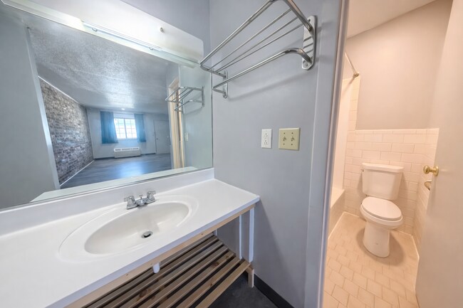 Foto del edificio - Bigger Space. One Flat Rate. $770 All-Inclusive.