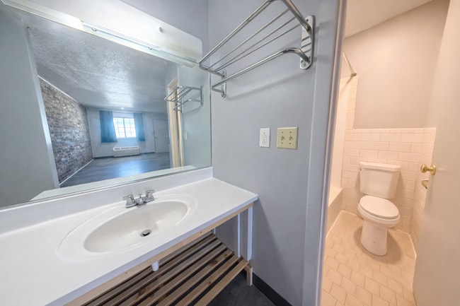 Building Photo - Wifi + Cable + All Utilities Paid = One Flat Rate!