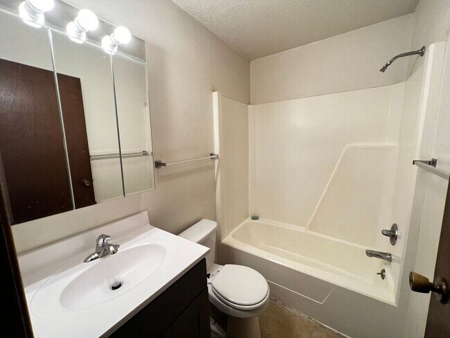 Foto del edificio - $1,050 | 2 Bedroom, 1 Bathroom Apartment | No Pets | Available for August 10th, 2026 Move In!