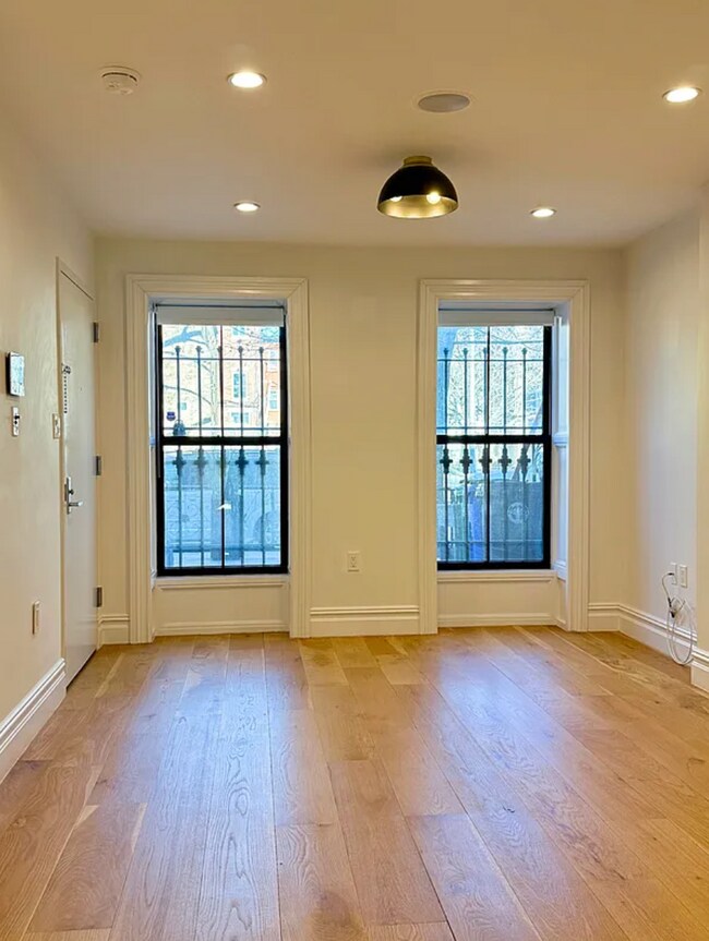 Sala de estar y puerta de entrada - 938 Putnam Ave