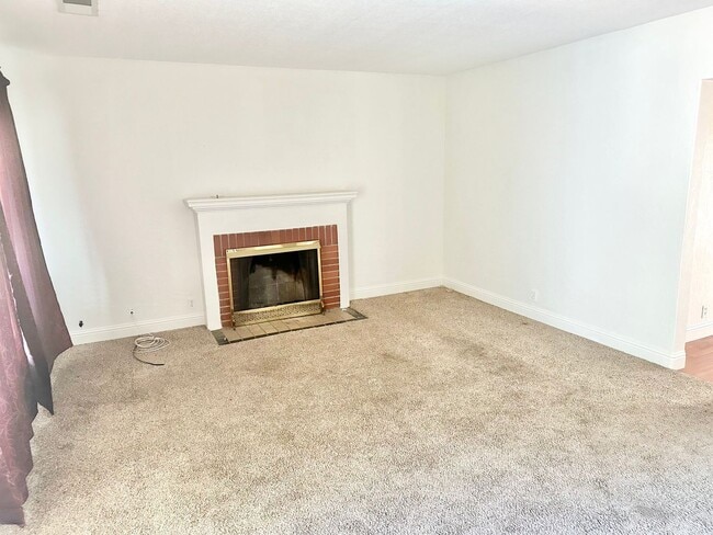 Building Photo - 3 br, 1 bath House - 2924 E Cornell Ave