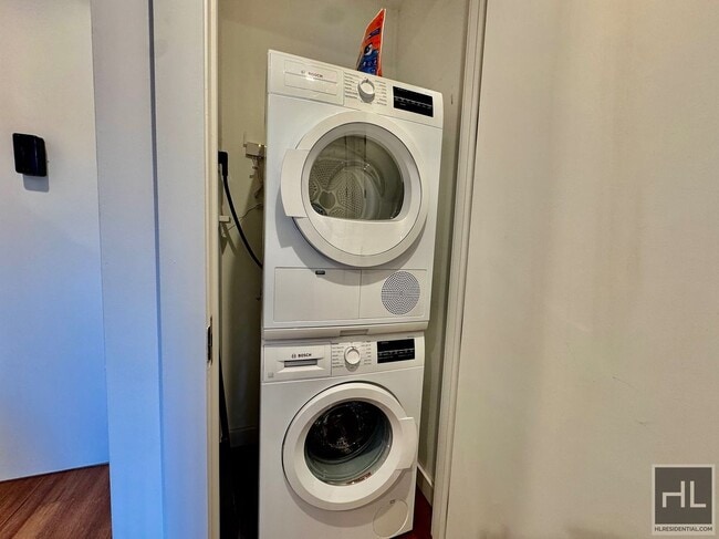 Foto del edificio - Stunning 1 bedroom with Condo finishes W/D and DW Lare Private Outdoor space close to the N line