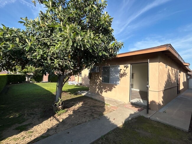 Building Photo - 608 N Orange Ave